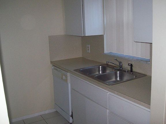 4th image of 52 Masters Dr APT A