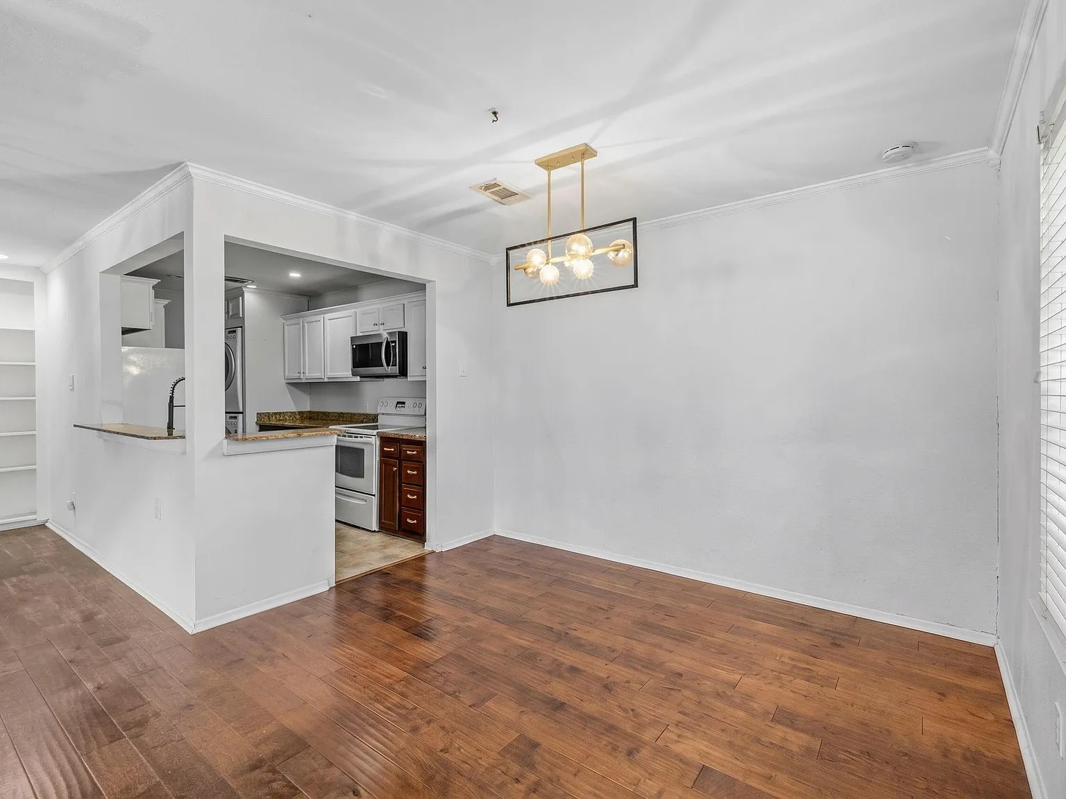2 bed, 2.5 bath, 1300 sqft, $2,300 — Photo 4