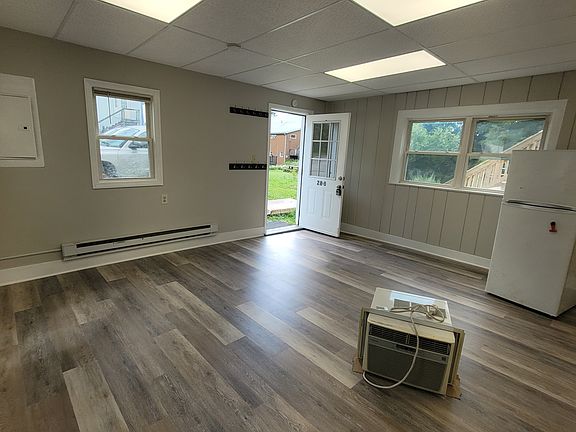 3rd image of 28 N Queen St