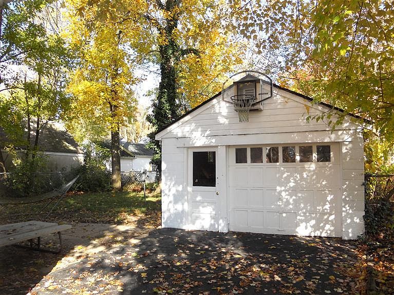 2nd image of 3822 Thornton Dr