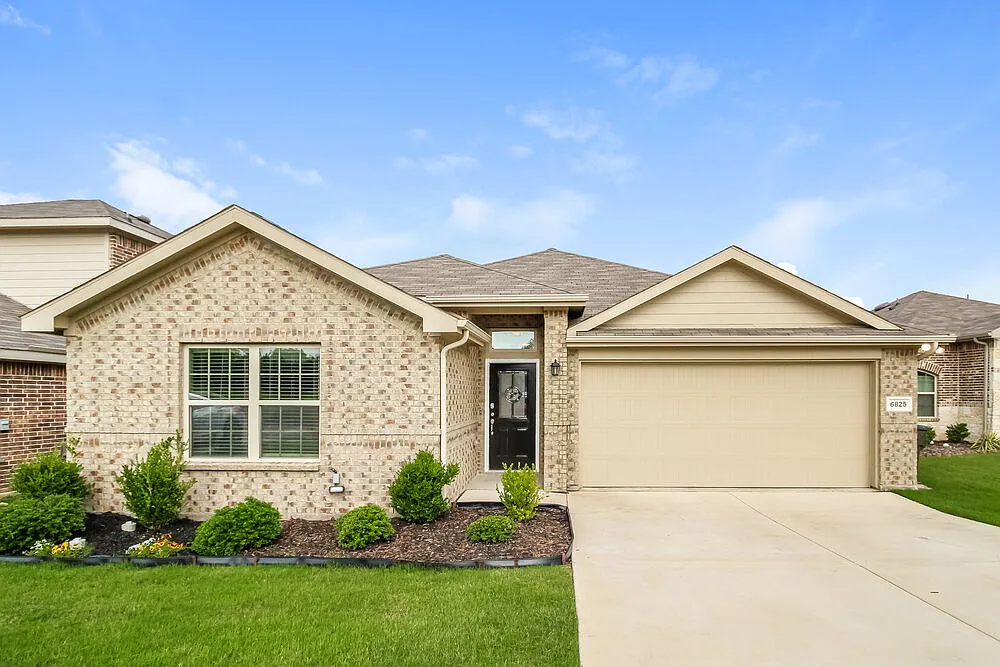 3 bed, 2.0 bath, 1545 sqft, $2,370 — Photo 1