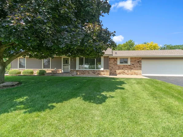 8548 N Valley View Dr, Byron, IL 61010