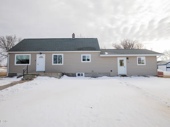 201 W 1st Ave, Waubay, SD 57273