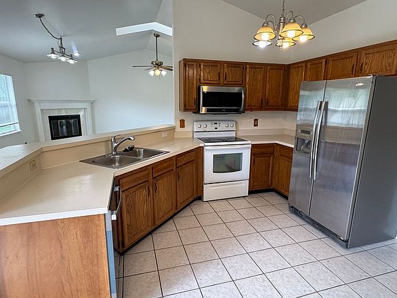 5th image of 3915 Station Ct S