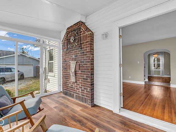 5th image of 221 Herriott St