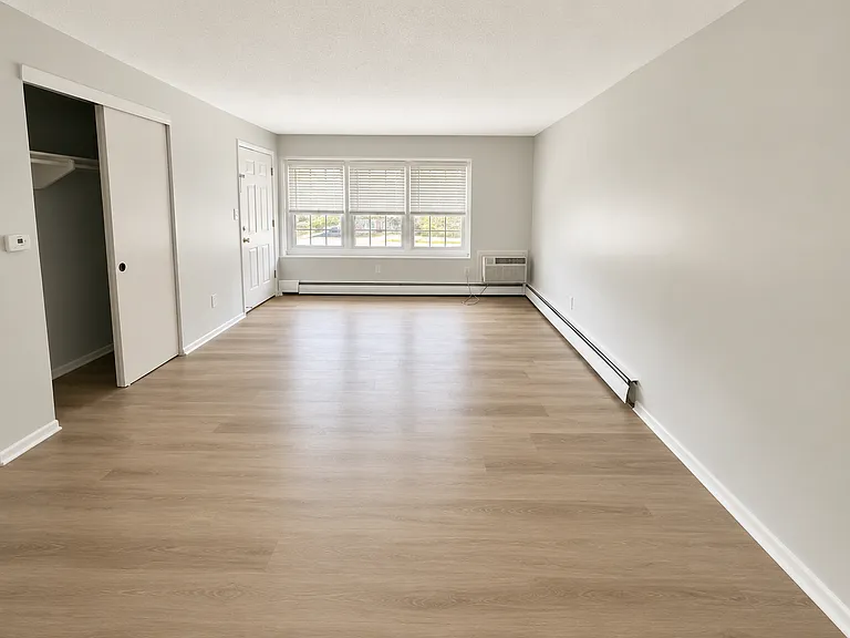 Town House Apts — Photo 6