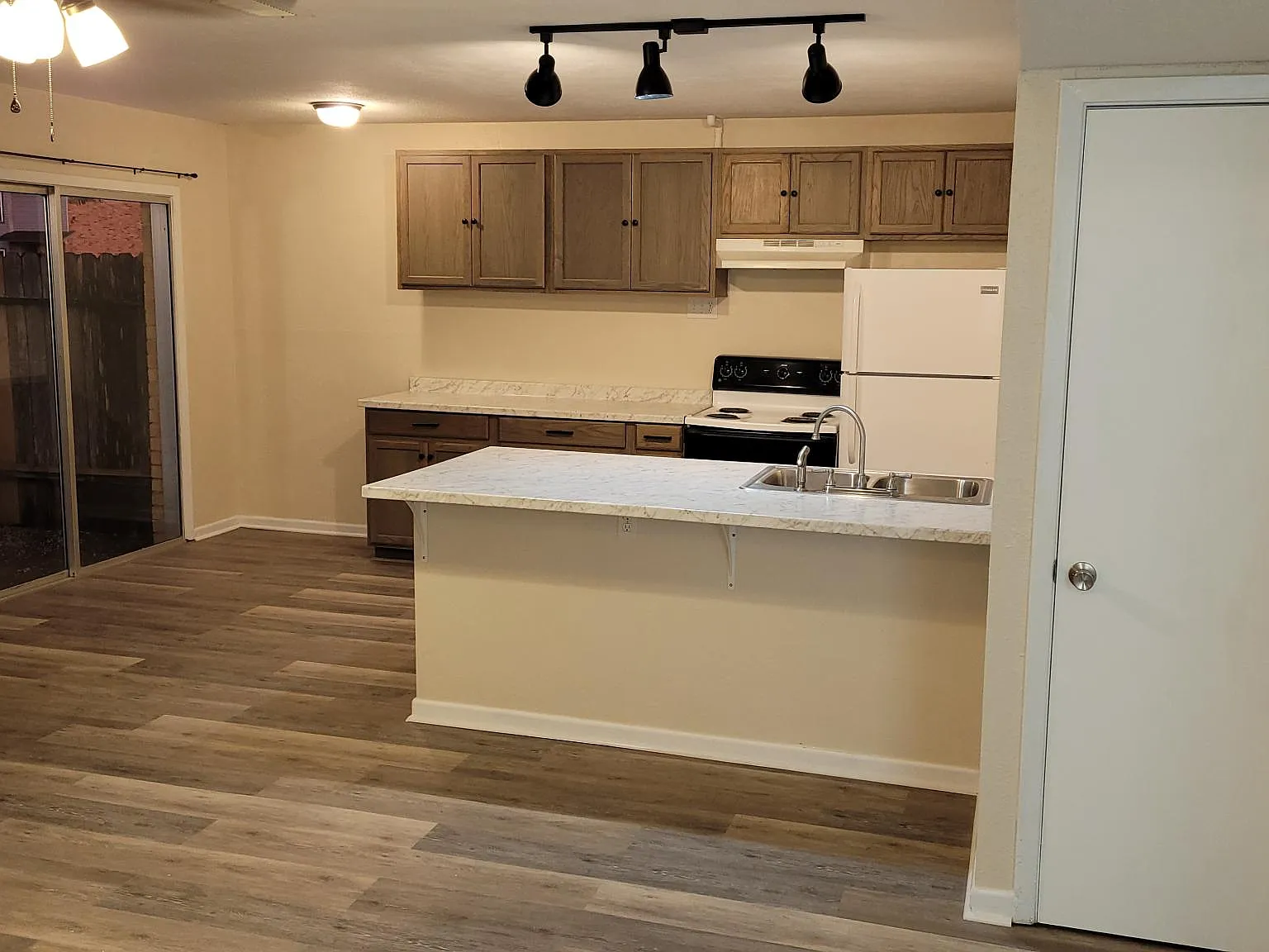 2 bed, 1.5 bath, 1088 sqft, $975 — Photo 1