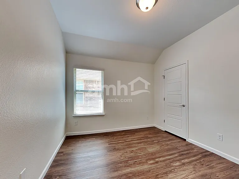 463 Silverstone Dr — Photo 17