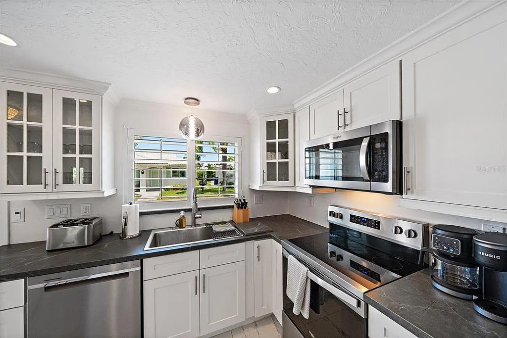 2 bed, 2.0 bath, 1423 sqft, $4,000 — Photo 4