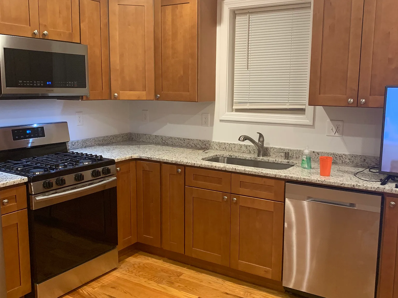 2 bed, 950 sqft, $2,500 — Photo 3