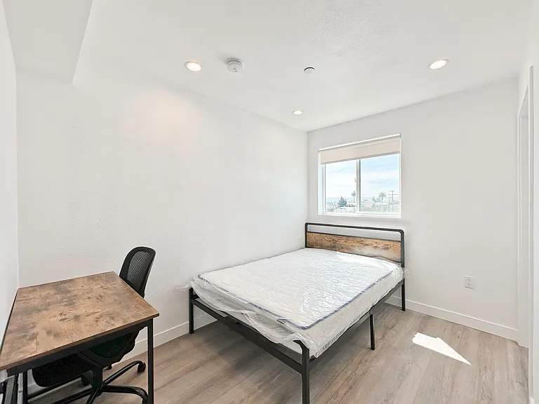 1363 W 35th St #9 — Photo 15