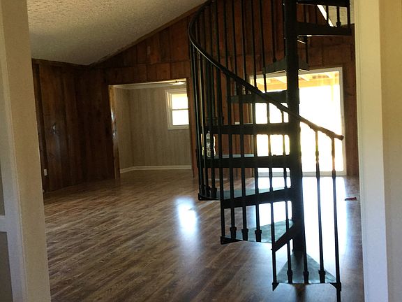 3rd image of 210 Plum Dr
