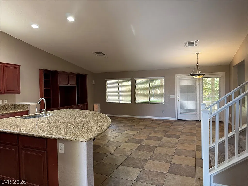 3 bed, 3.0 bath, 2080 sqft, $2,100 — Photo 4