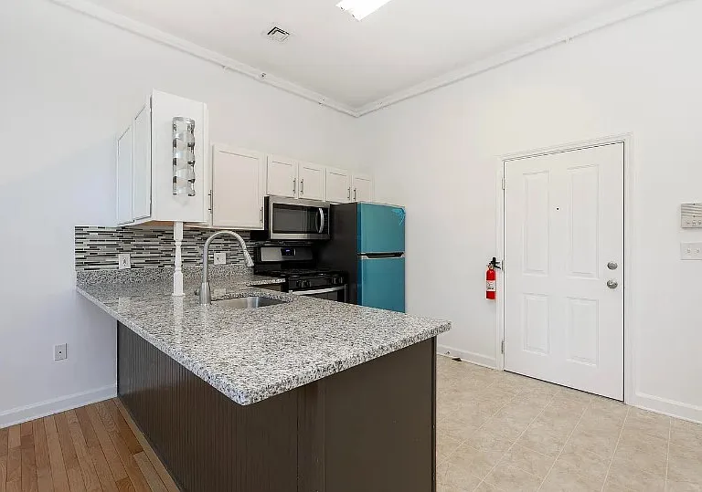 735 Washington St — Photo 11