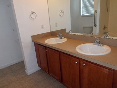 4th image of 215 SE Gregory Gln