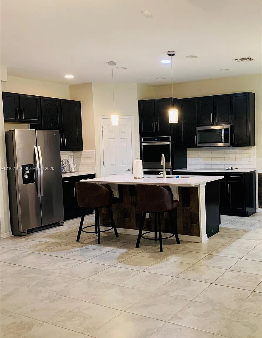 5 bed, 3.0 bath, 2566 sqft, $3,175 — Photo 3