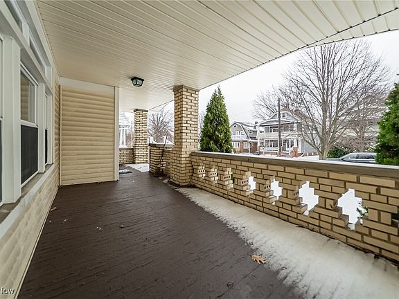 3rd image of 1600 Victoria Ave