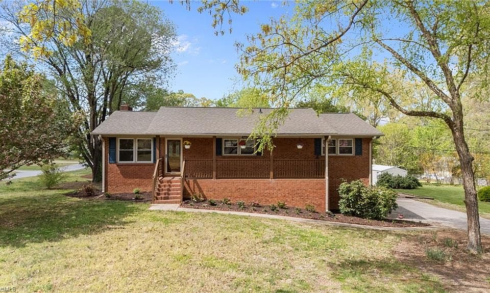 1st image of 207 Chestnut Ln