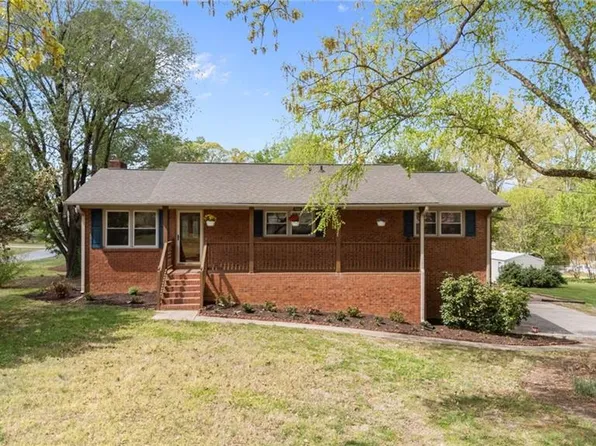 207 Chestnut Ln, Winston Salem, NC 27107
