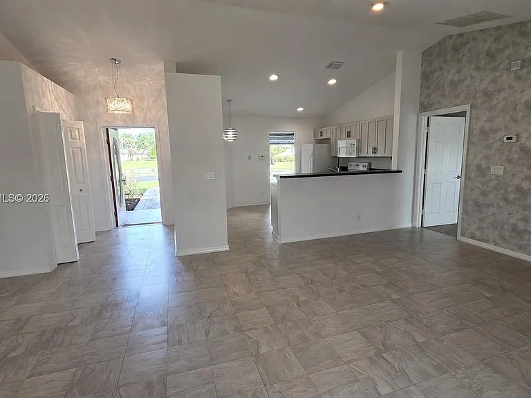 547 High Hawk Cir — Photo 3