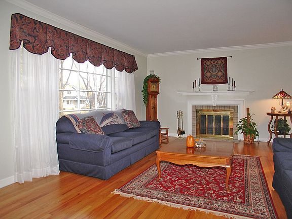 Living Room w/crown molding and archways