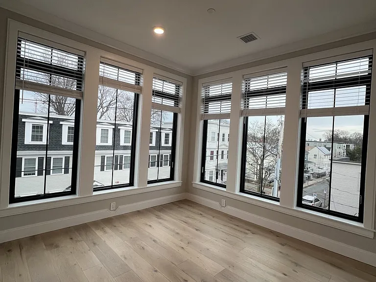 157 Everett St #302 — Photo 4