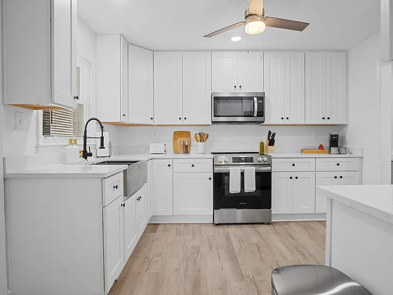 2020 Eastway Dr — Photo 9