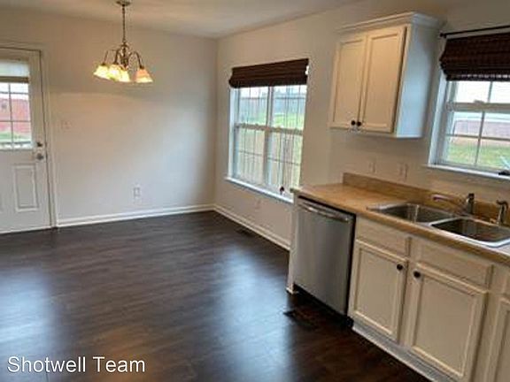 4th image of 724 Chamberlain Manor Way