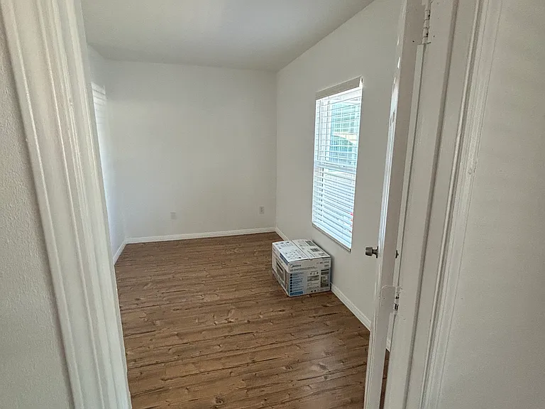 410 E 4th St #101 — Photo 7