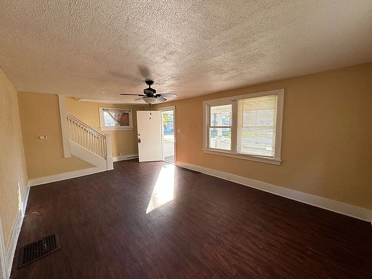 317 E Indiana Ave — Photo 3