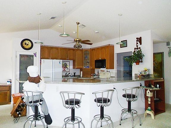 5th image of 212 Country Club Dr