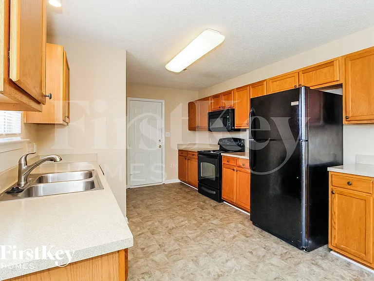 802 Almora Dr — Photo 6