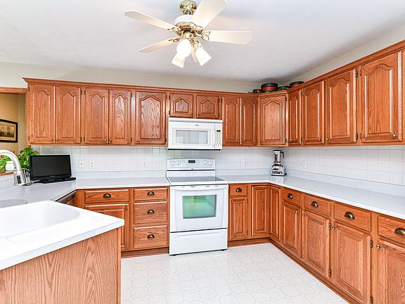 3rd image of 704 Countrywood Dr