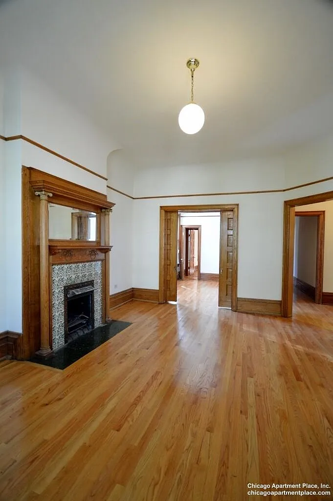 Building Photo - 2214 N Kenmore Ave #3