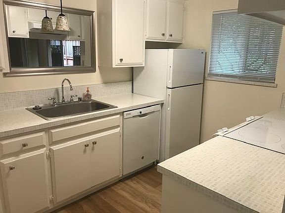 Convenient kitchen, lots of cabinets, dishwasher