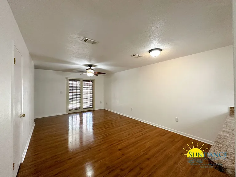 308 Woodrow St E #D — Photo 2
