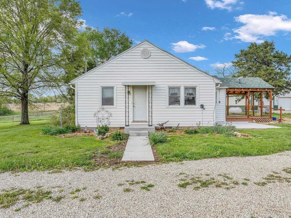 8244 SE Stubbs Rd, Berryton, KS 66409