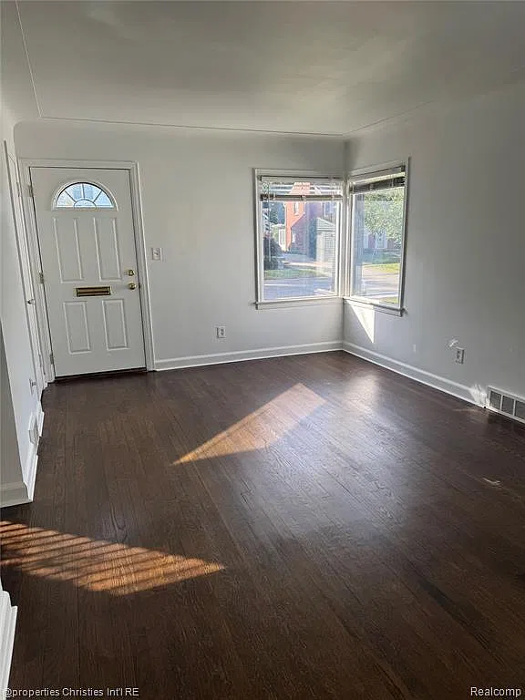 3 bed, 1.0 bath, 962 sqft, $2,300 — Photo 2