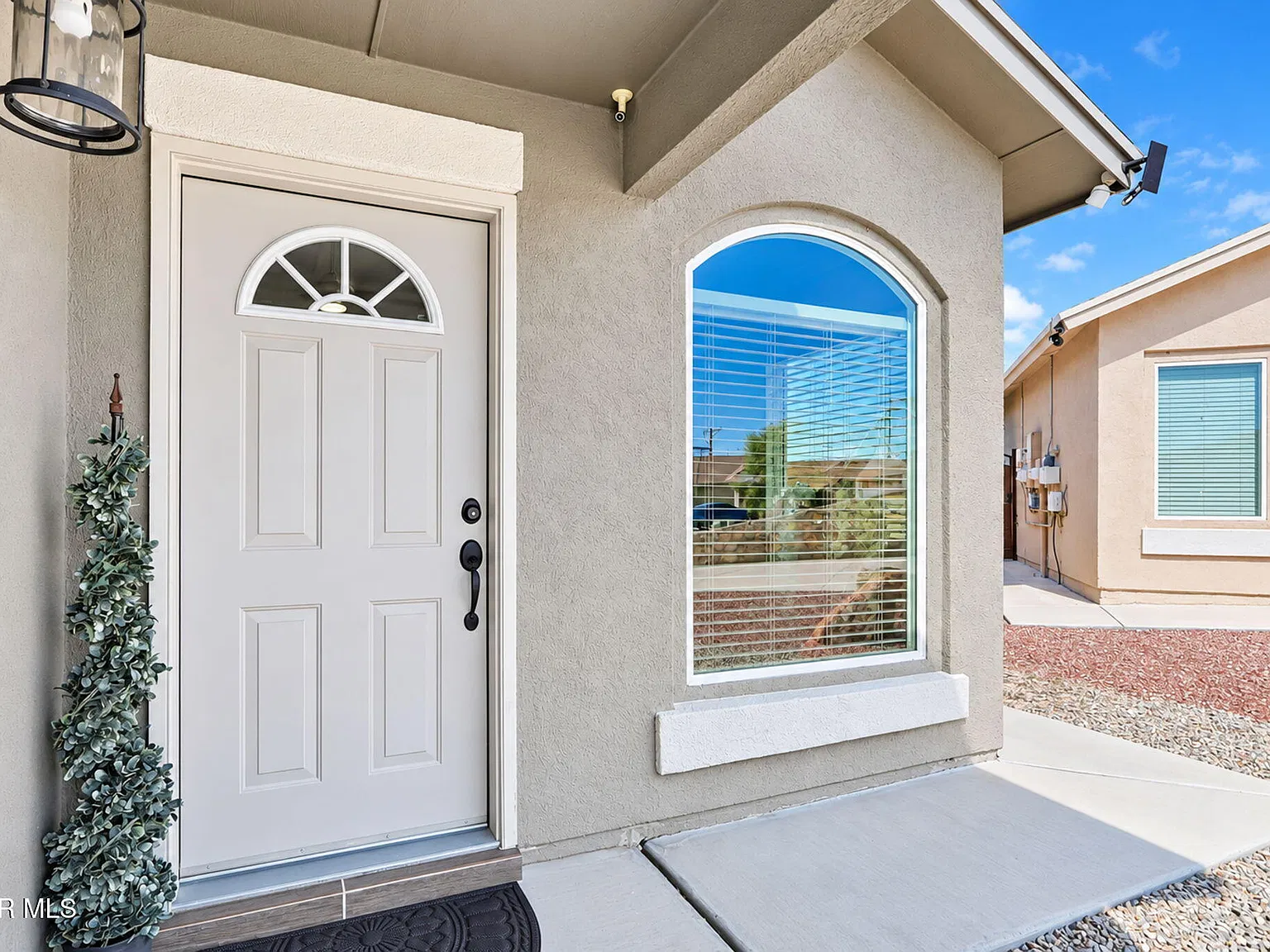 3 bed, 2.0 bath, 1306 sqft, $1,800 — Photo 2