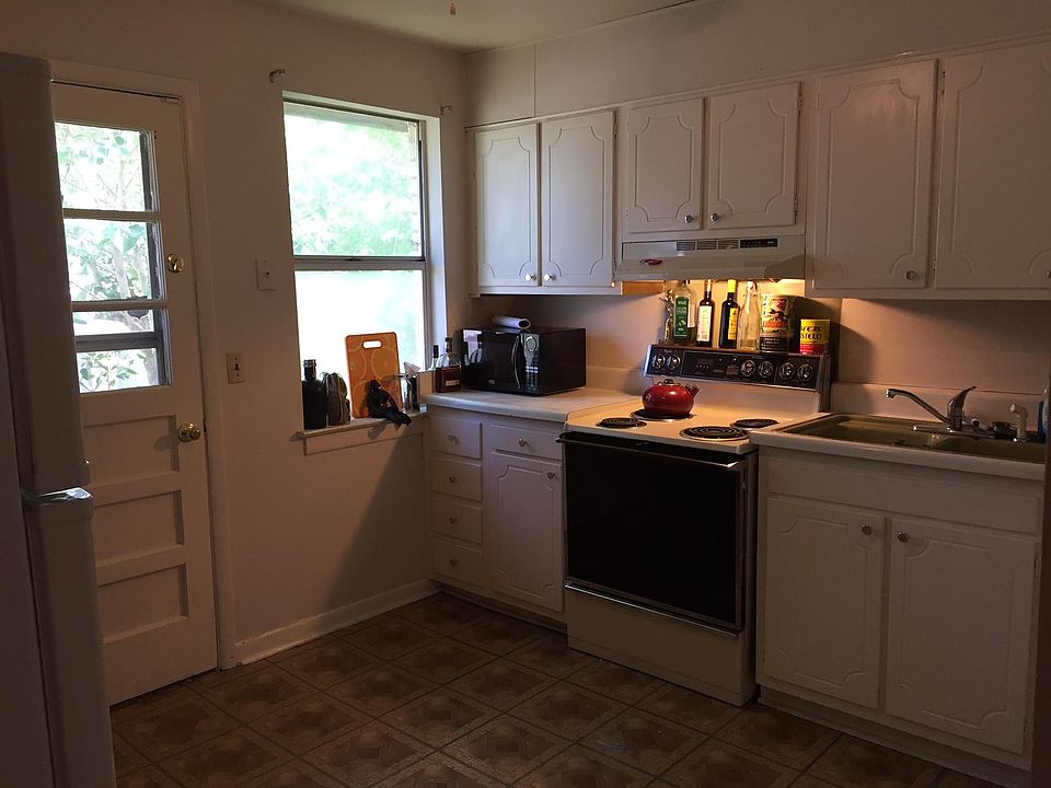 2nd image of 1003A Lawrence Ave
