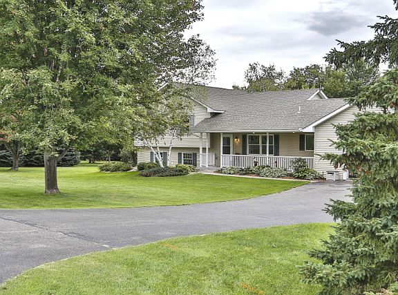 2nd image of 877 McDiarmid Dr