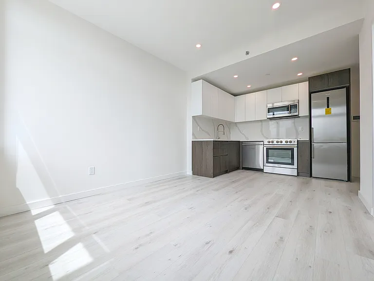 388 Vernon Ave #404 — Photo 3