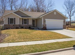 5301 Hillandale Rd, Davenport, IA 52806