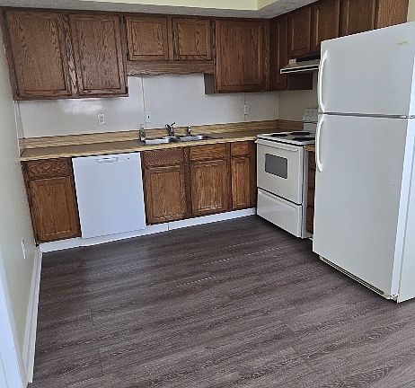 Large eat in kitchen view with all appliances.