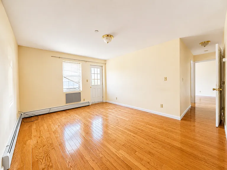 35-06 Leavitt St #7B — Photo 1