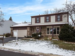 526 Iroquois Trl, Carol Stream, IL 60188