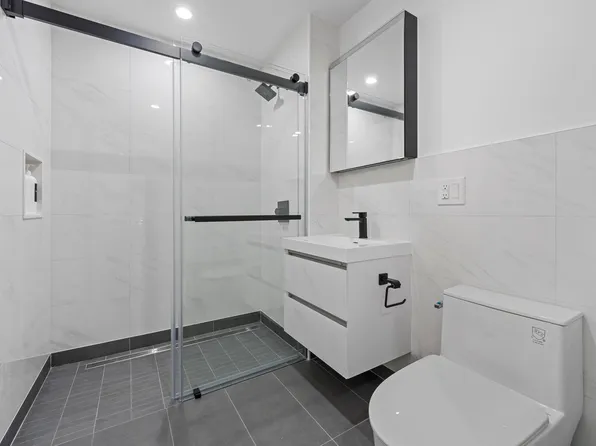 46-40 Vernon Boulevard image 12 of 17