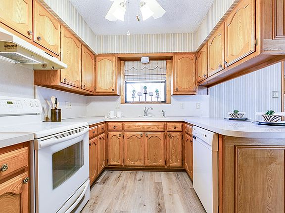 4th image of 3350 Cedarhill Dr