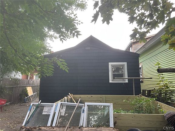 5th image of 115 Douglas St