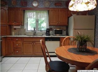 23 Highland Dr, Manalapan, NJ 07726